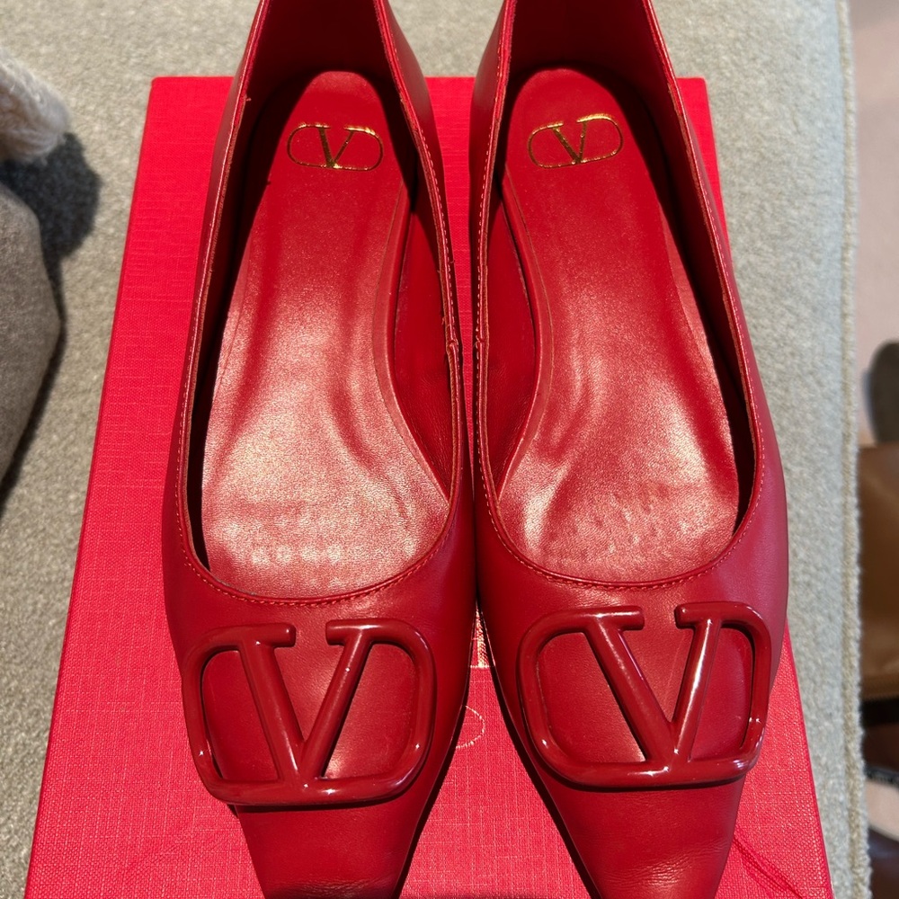 V logo Women's Red Leather point toe Flats